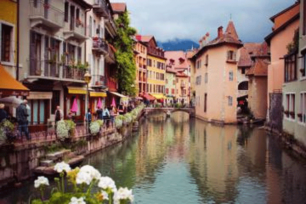 Những ngôi làng đẹp nhất châu Âu ngỡ như sa vào thế giới cổ tích